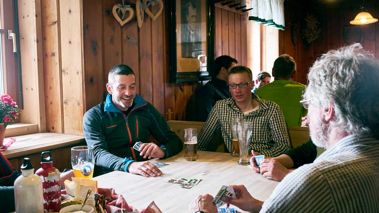 Gemütliches Kartenspielen in der Stube.