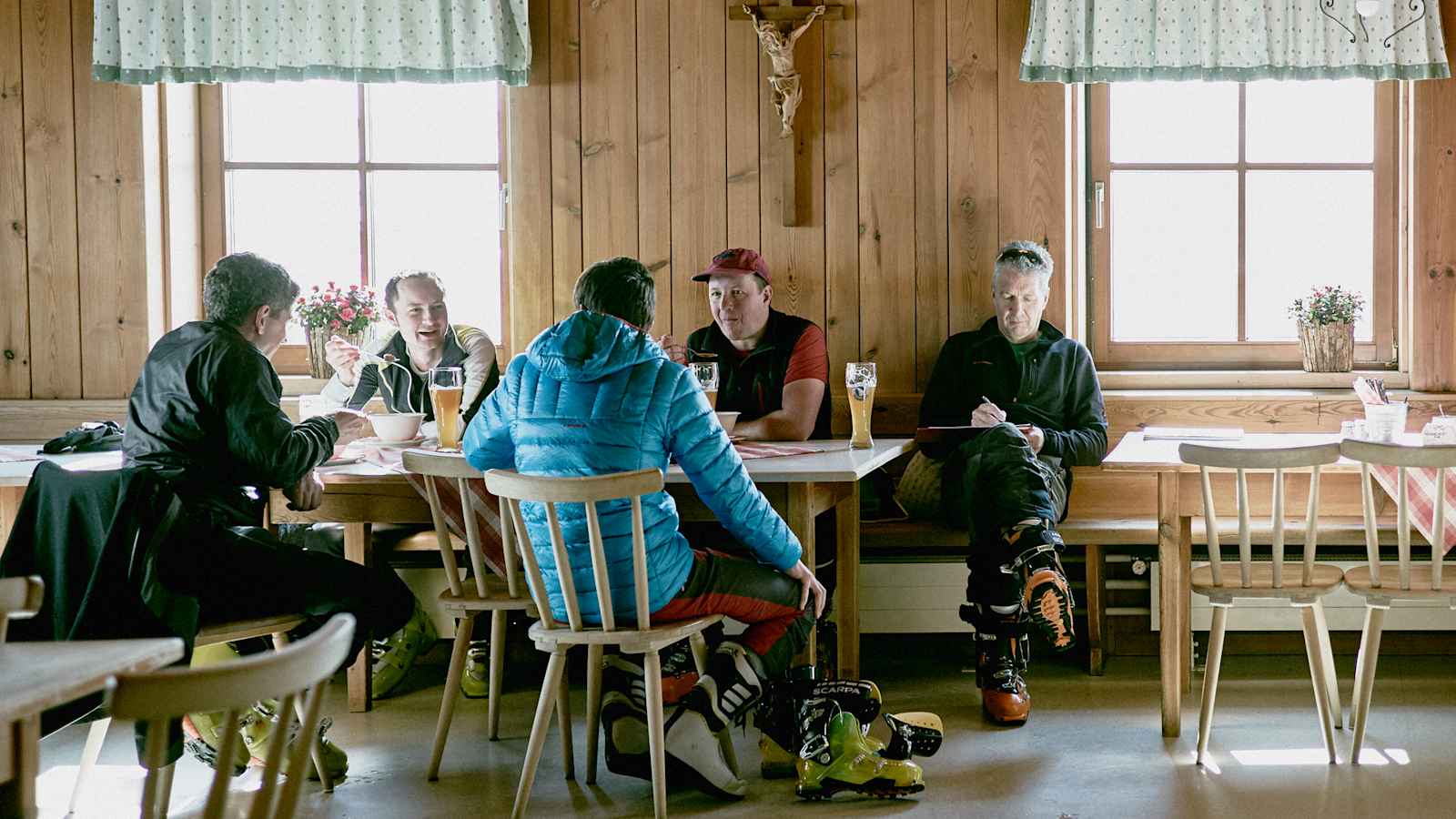 Gemütliches Beisammensein in der Hütte. 