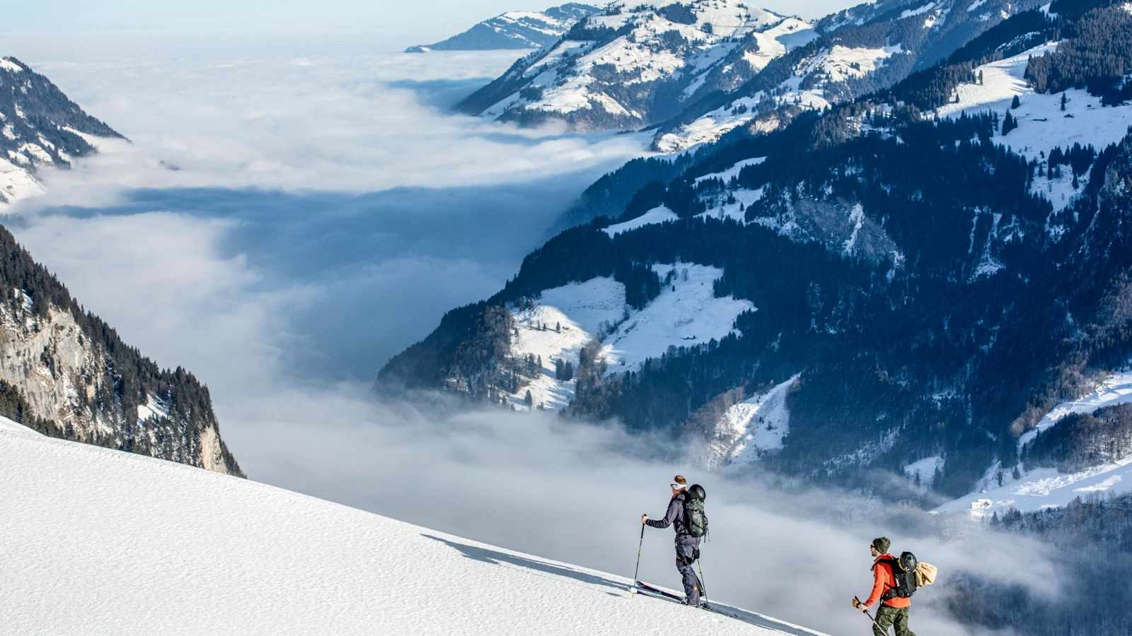 Bergsteiger beim Aufstieg zum Gipfel.