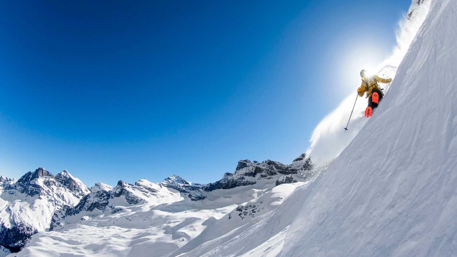 Ein Freerider fährt den Berg hinunter.