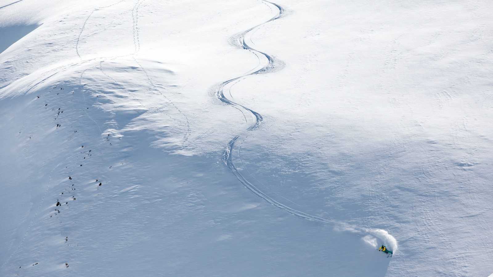 Ein Freerider hinterlässt Spuren im Schnee.