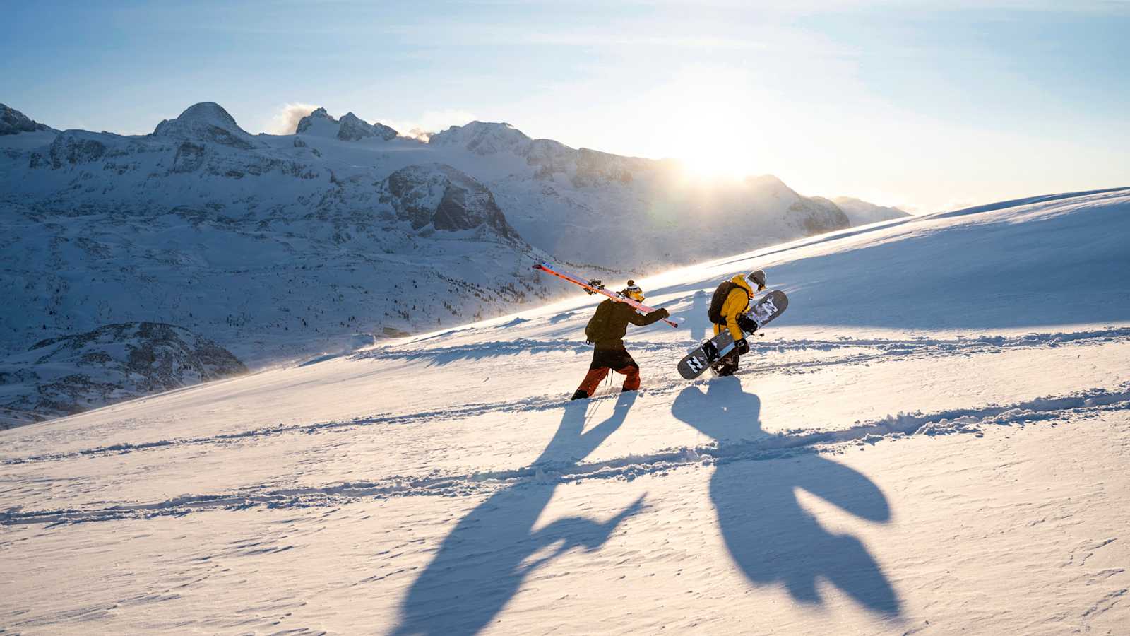 Zwei Freerider stapfen im Schnee