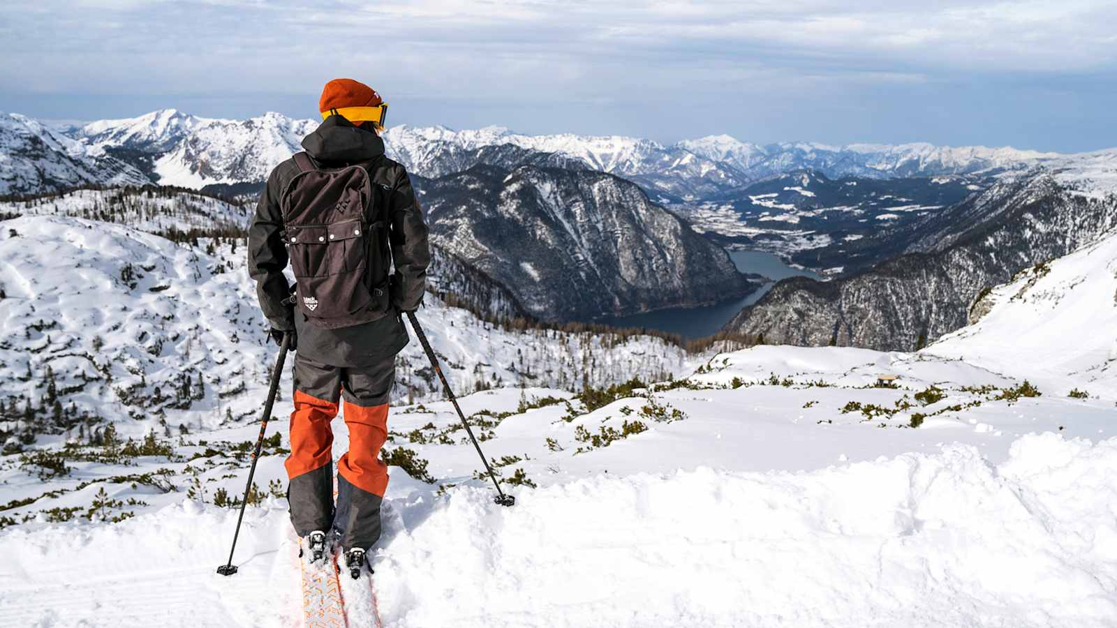 Ein Freerider wartet auf die Abfahrt