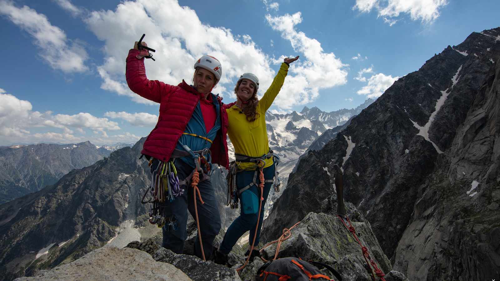 Allround-Kletterin Freja Shannon kämpft sich mutig zurück an den Berg.