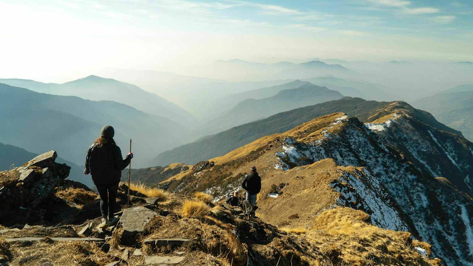 Der Natur entgegen wandern und Erlebnisse miteinander teilen, Walliser Alpen, Schweiz