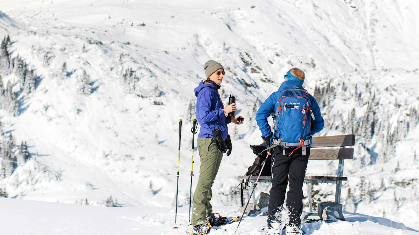 Zwei Schneeschuhwanderer am Berg