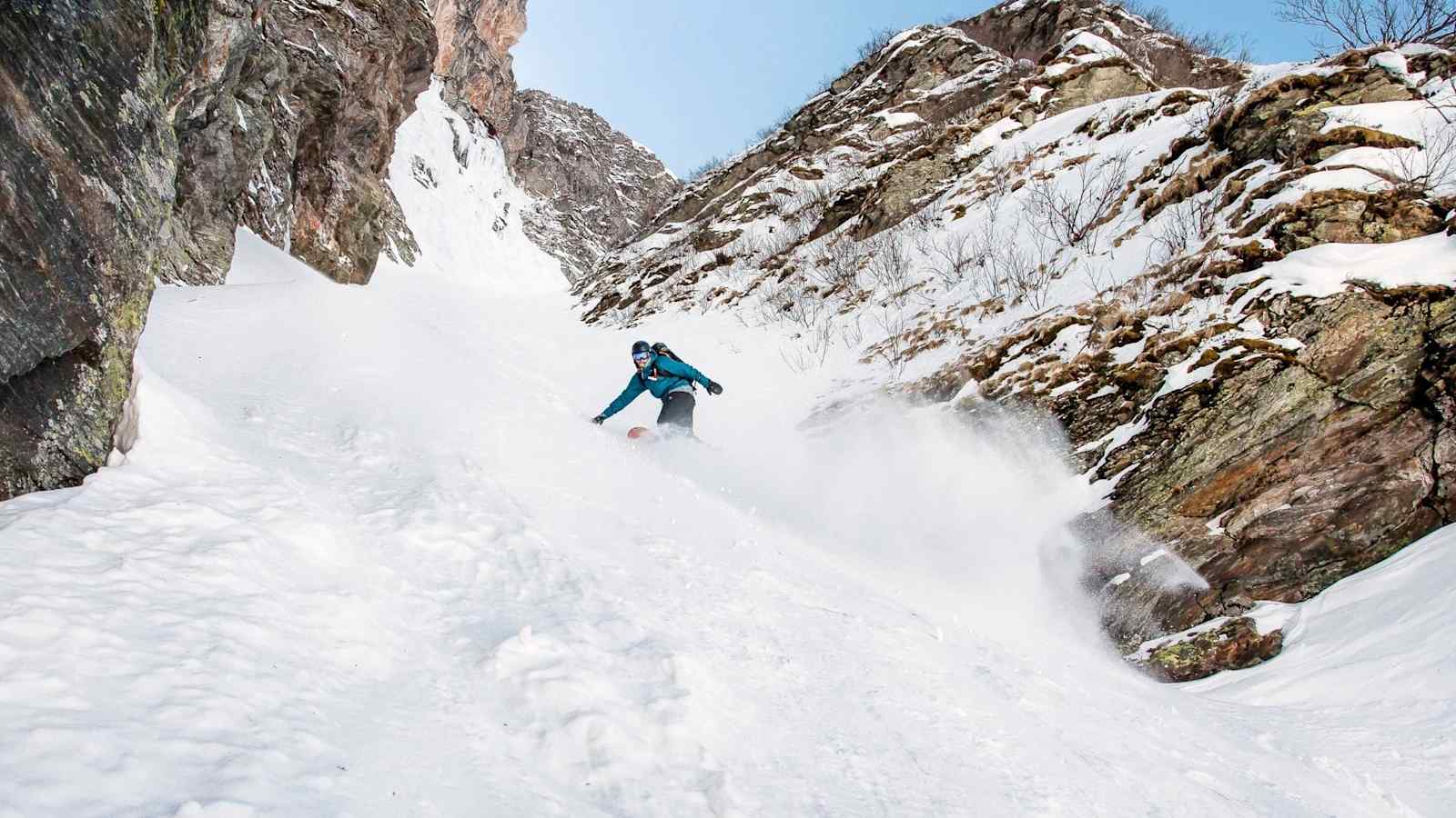 Ein Snowboarder in der legendären Rinne