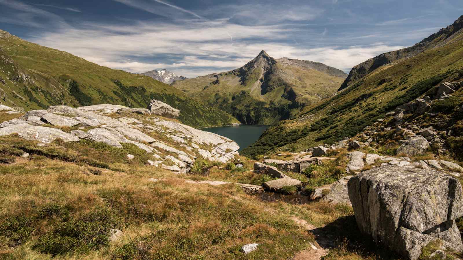 Ein See zwischen den Bergen.