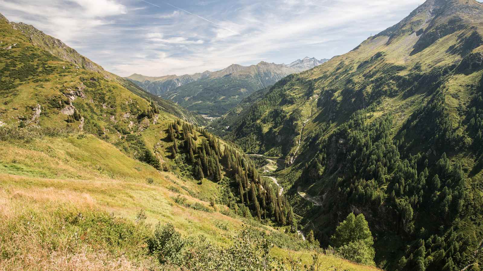 Die Aussicht hoch oben auf den Bergen.