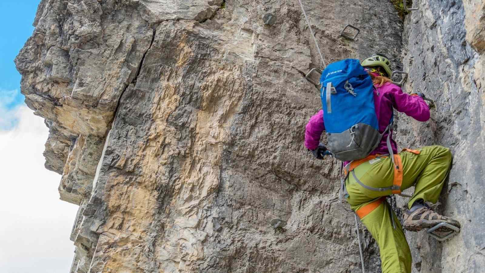 Die Klettergruppe in einer steilen, anspruchsvollen Passage der Gerlossteinwand