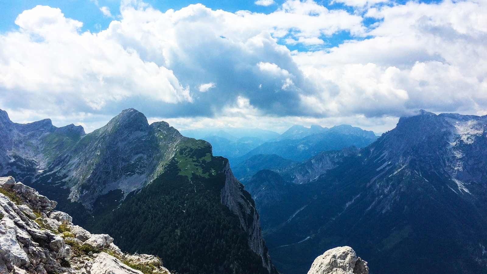 Gipfelblick: Am Hochzinödl im Gesäuse in der Steiermark