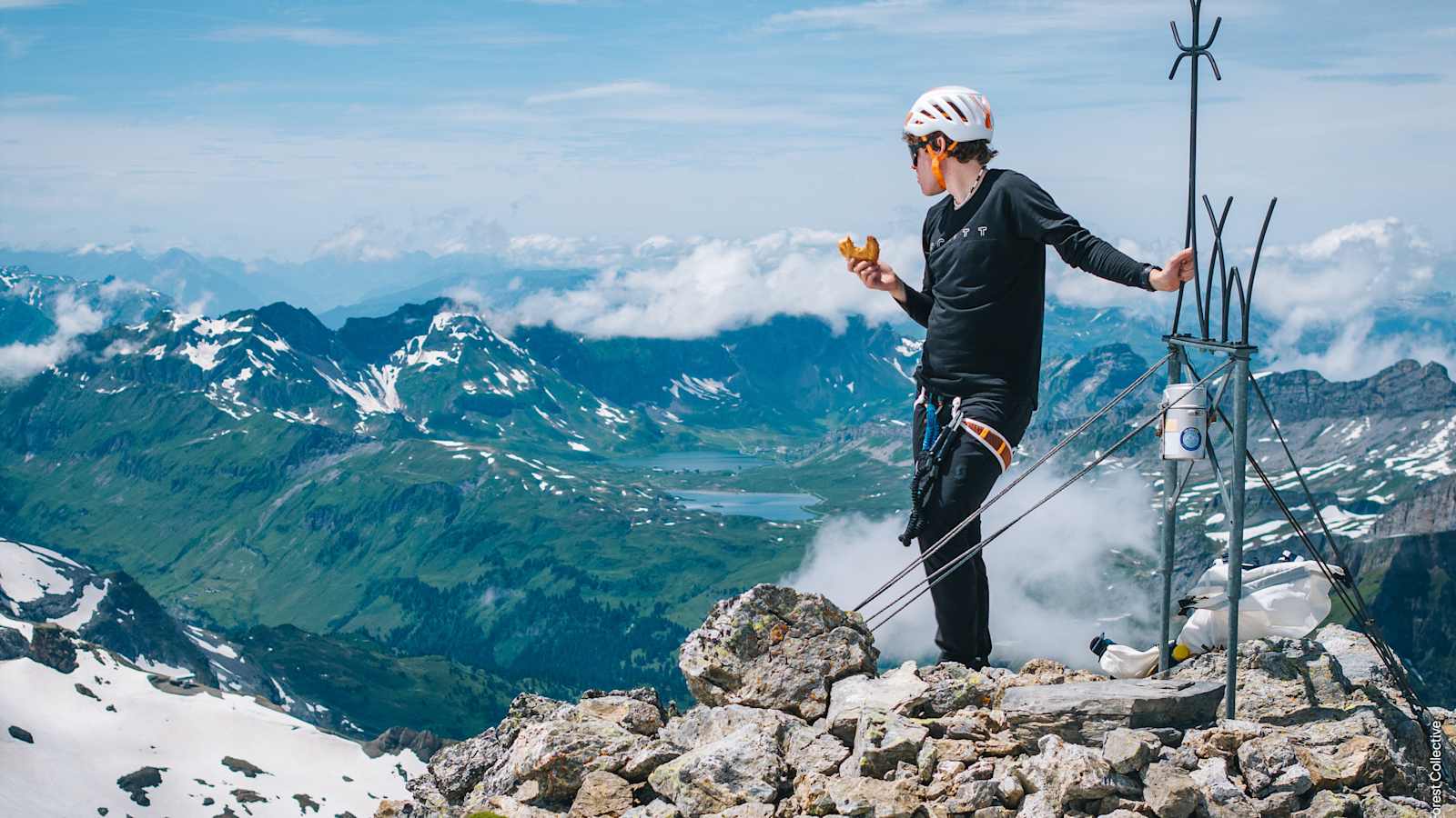 Tobias Renggli auf seiner Tour zu den höchsten Punkten aller Schweizer Kantone – mit einer Vorliebe für knusprige Gipfeli.