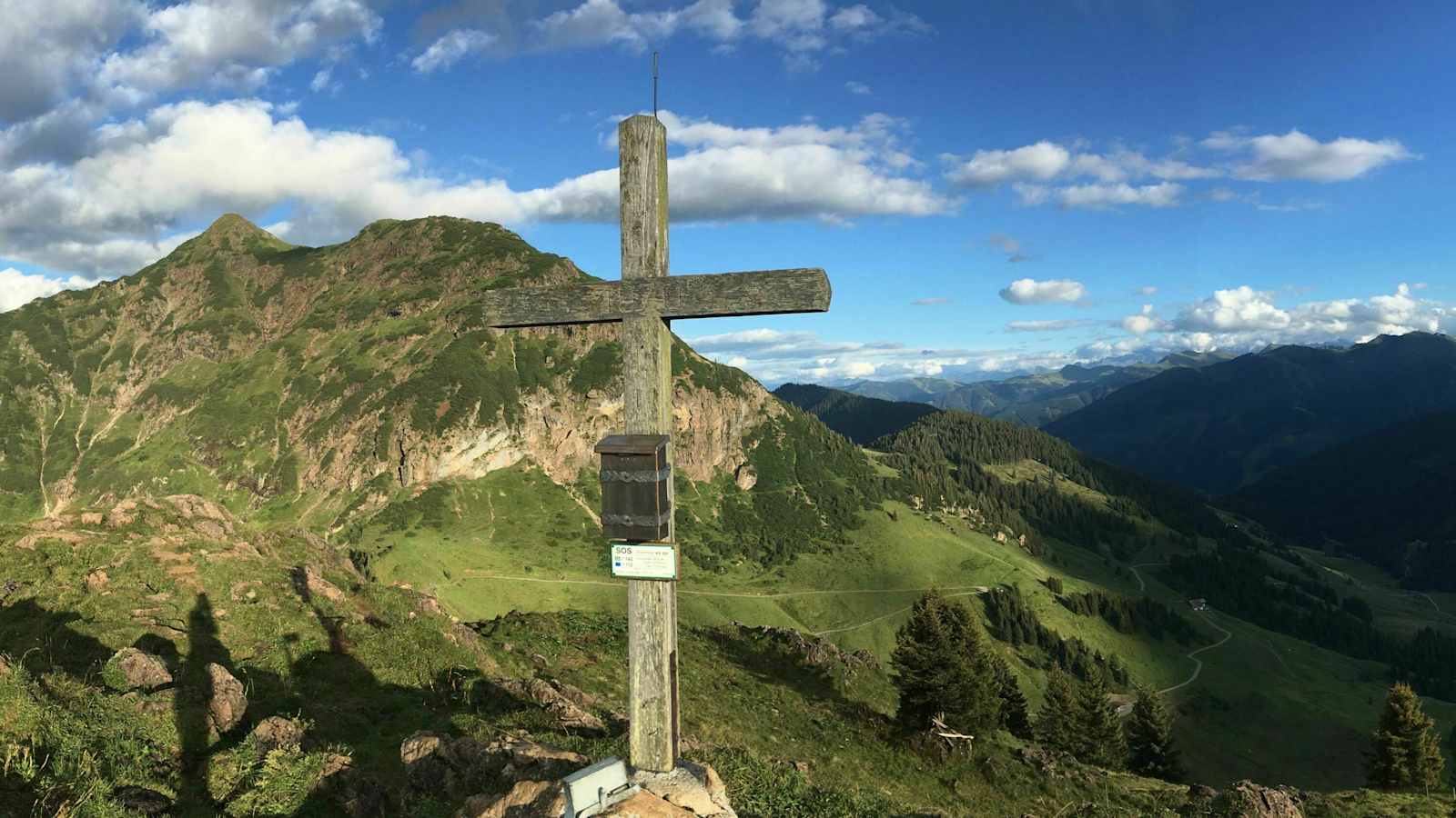 Gipfelkreuz vor Bergpanorama 