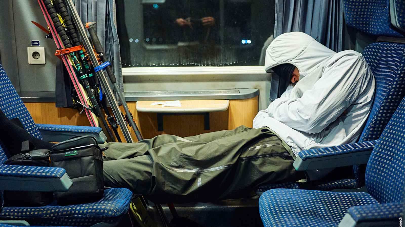 Ausschließlich unterwegs in öffentlichen Verkehrsmitteln, wollen vier Freerider die besten Skiabfahrten Osteuropas finden.