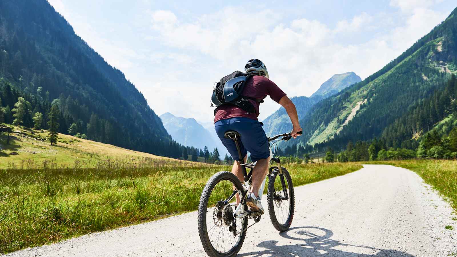 Ein Radfahrer unterwegs.