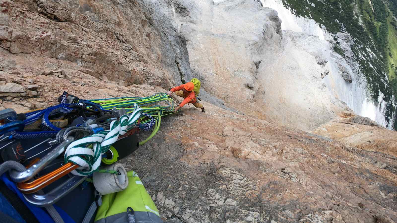 Simon Messner beim Klettern in den Dolomiten