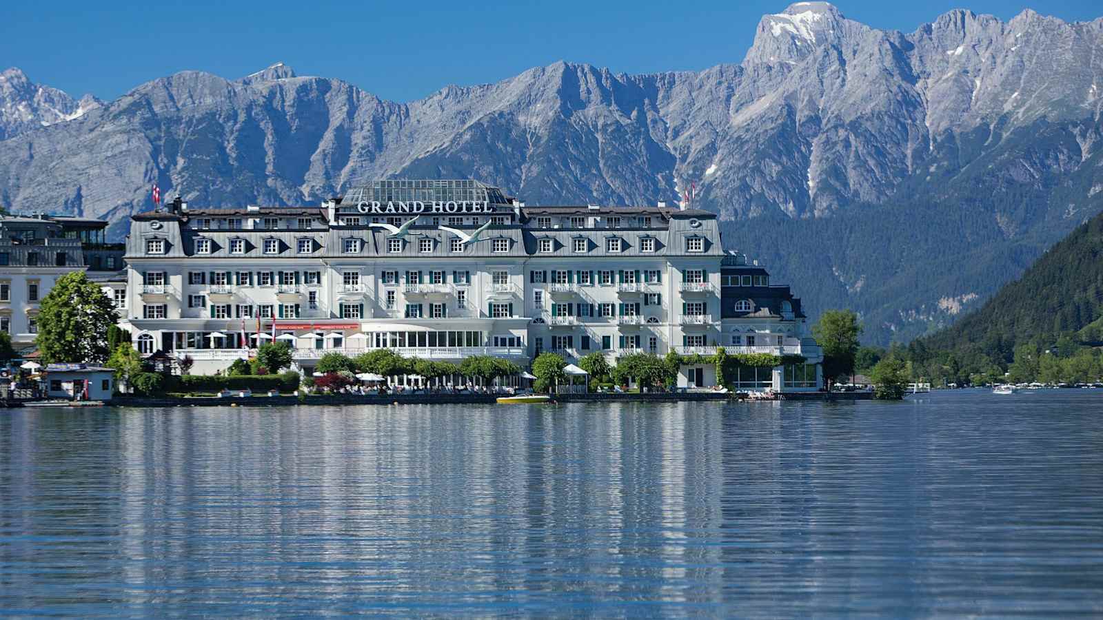 Das Grand Hotel Zell am See ist nicht nur architektonisch einzigartig, es punktet auch mit seiner unübertroffenen Lage direkt am See.