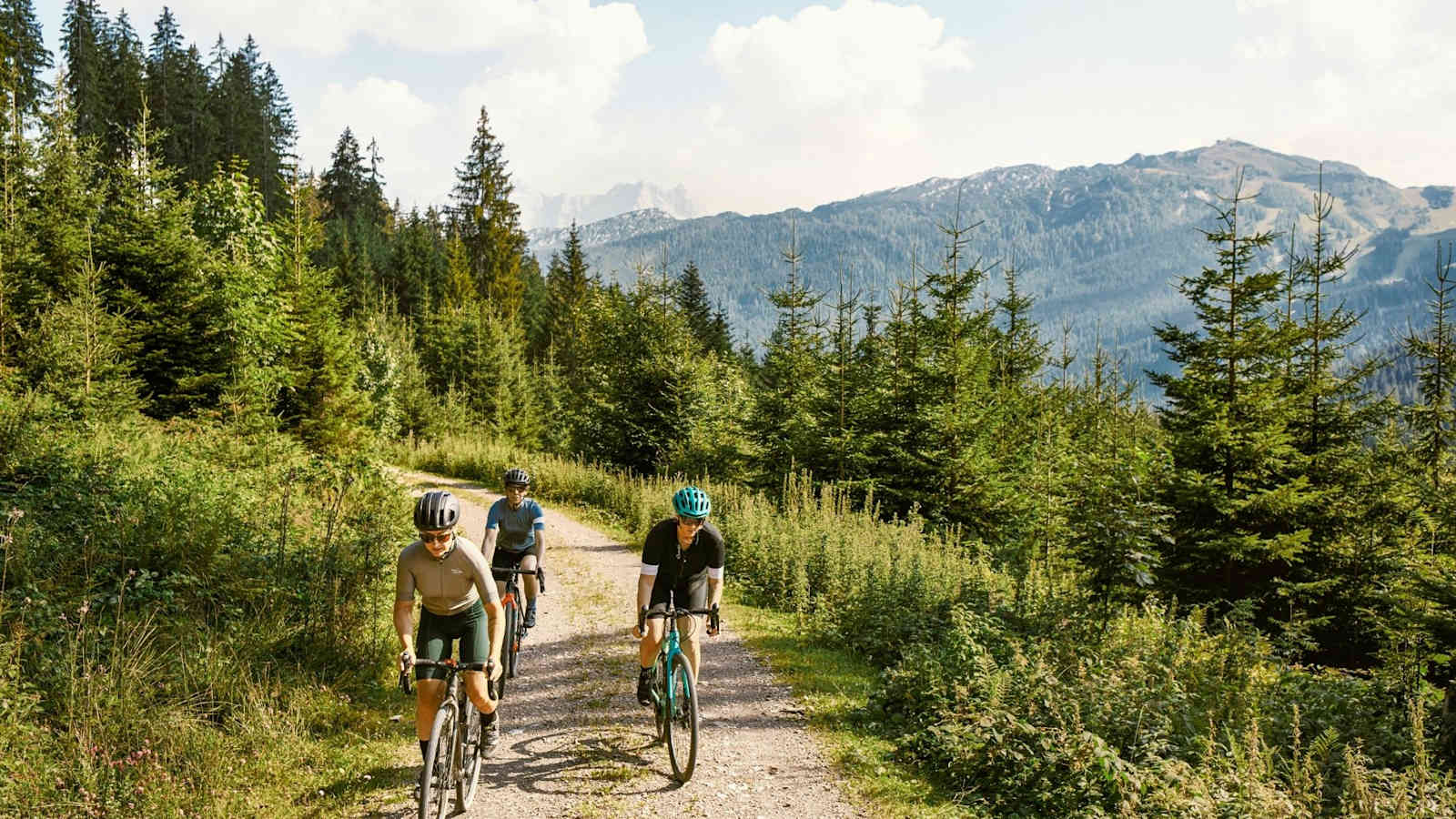 Gravelbiken auf einer Forststraße