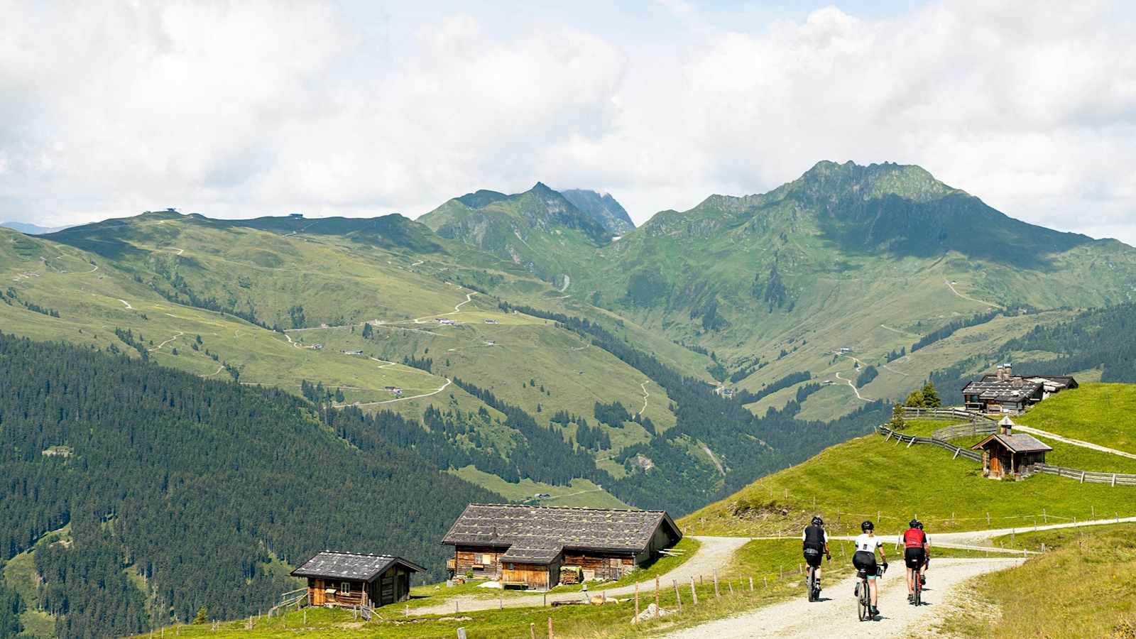 Die Gravelbiker unterwegs in der Berglandschaft.