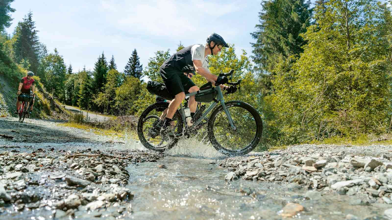 Mit dem Gravelbike durch den Gebirgsbach.