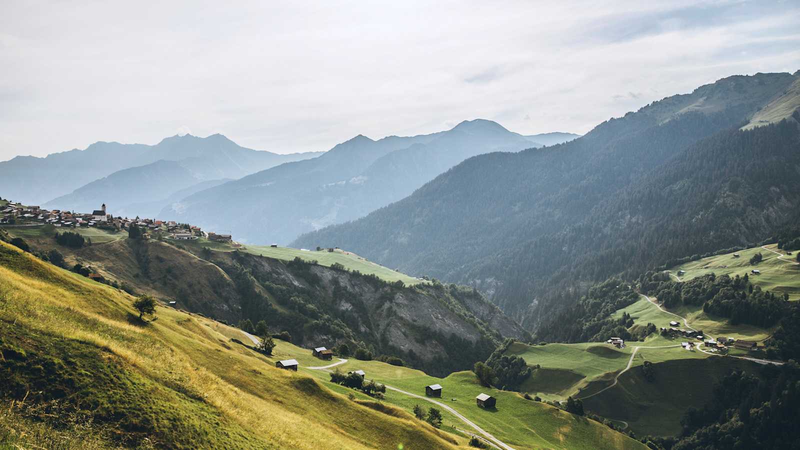 Die Berge liegen noch ein bisschen im Nebel.