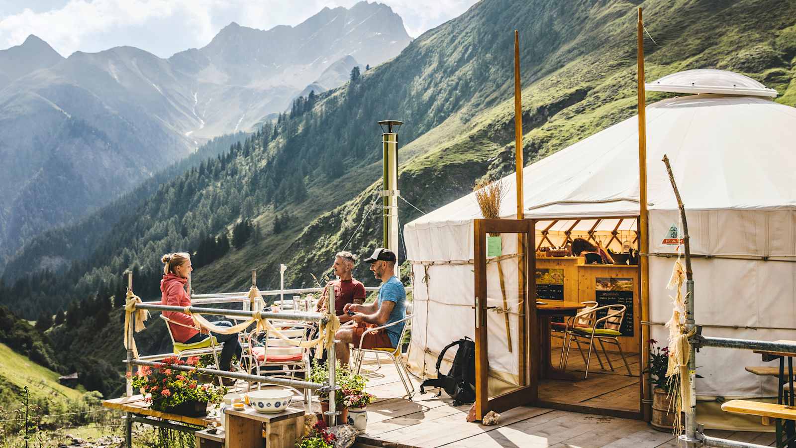 Eine schöne Terrasse am Berg lädt zum verschnaufen ein.