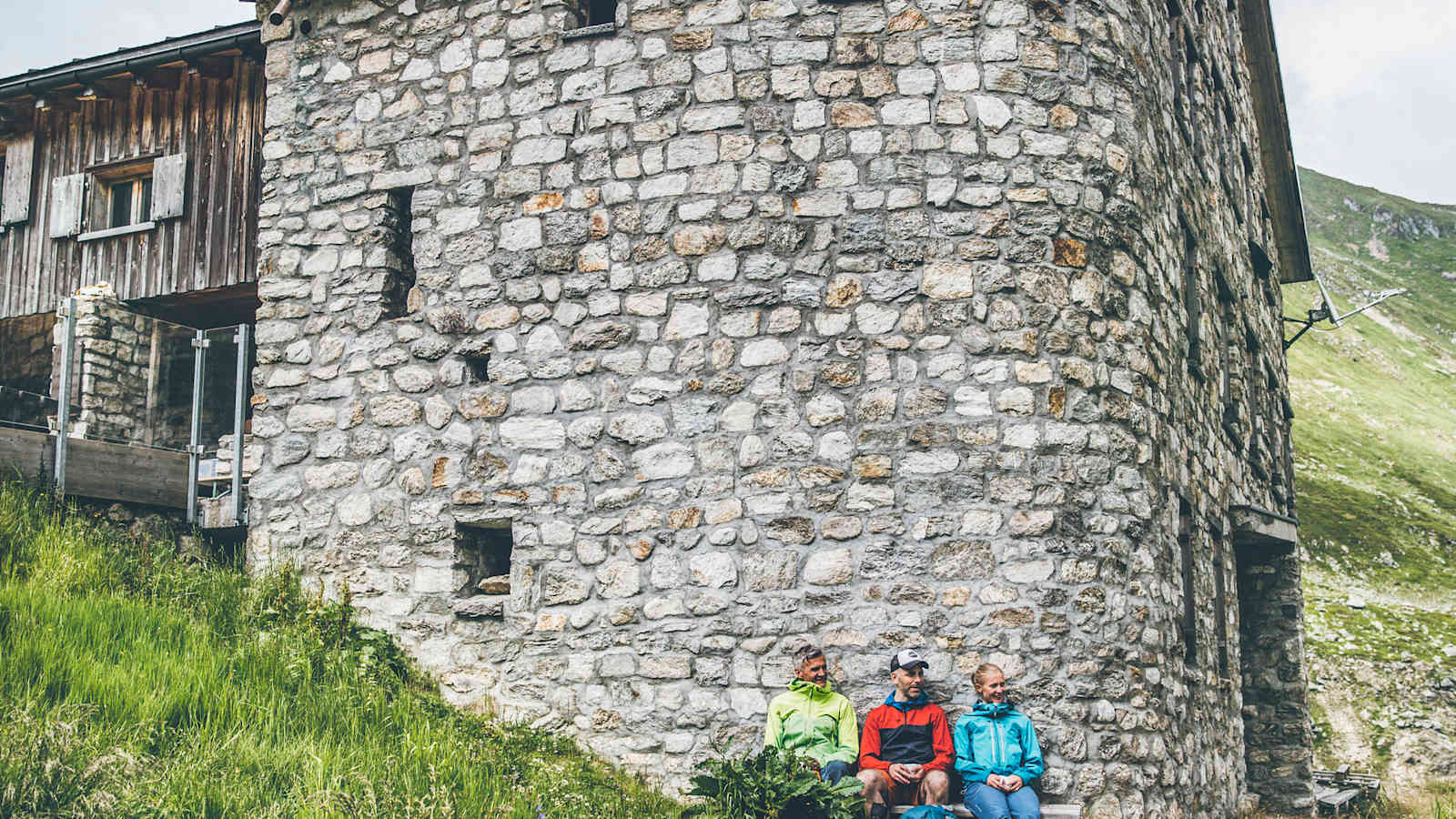 Die Steinmauer der Terrihütte.