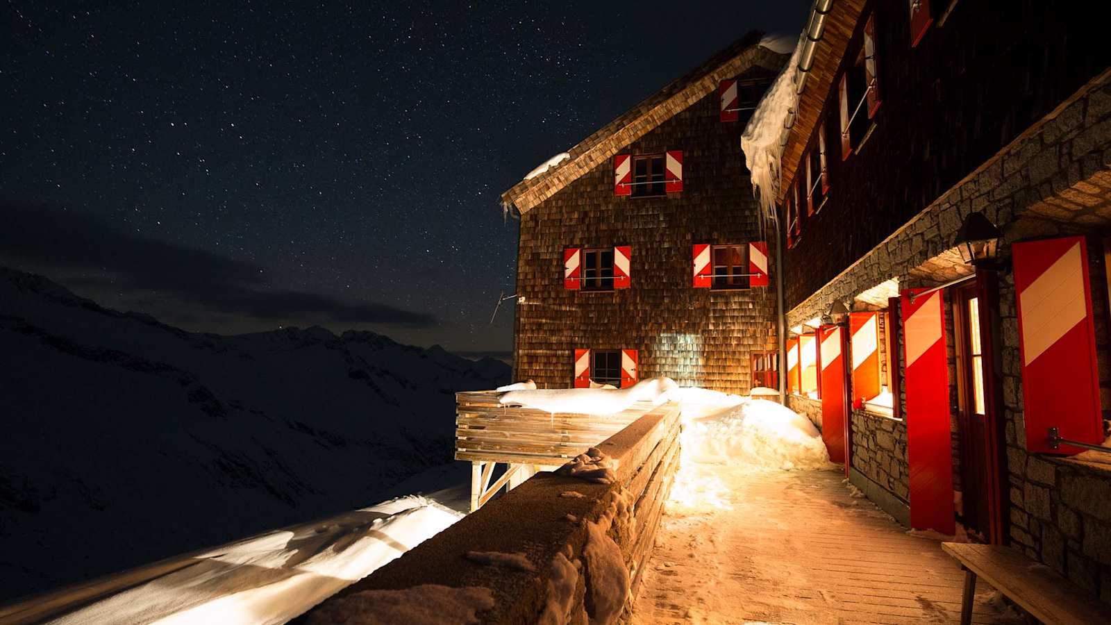 Die Kürsingerhütte bei Nacht