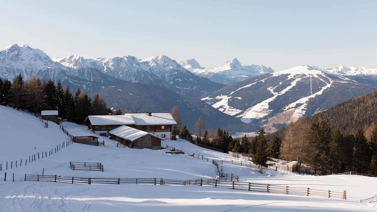 Blick auf die schneebedeckten Dolomiten.