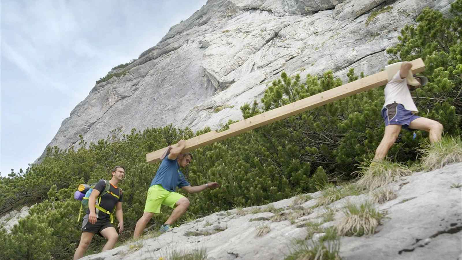 Neues Gipfelkreuz für den Guffert