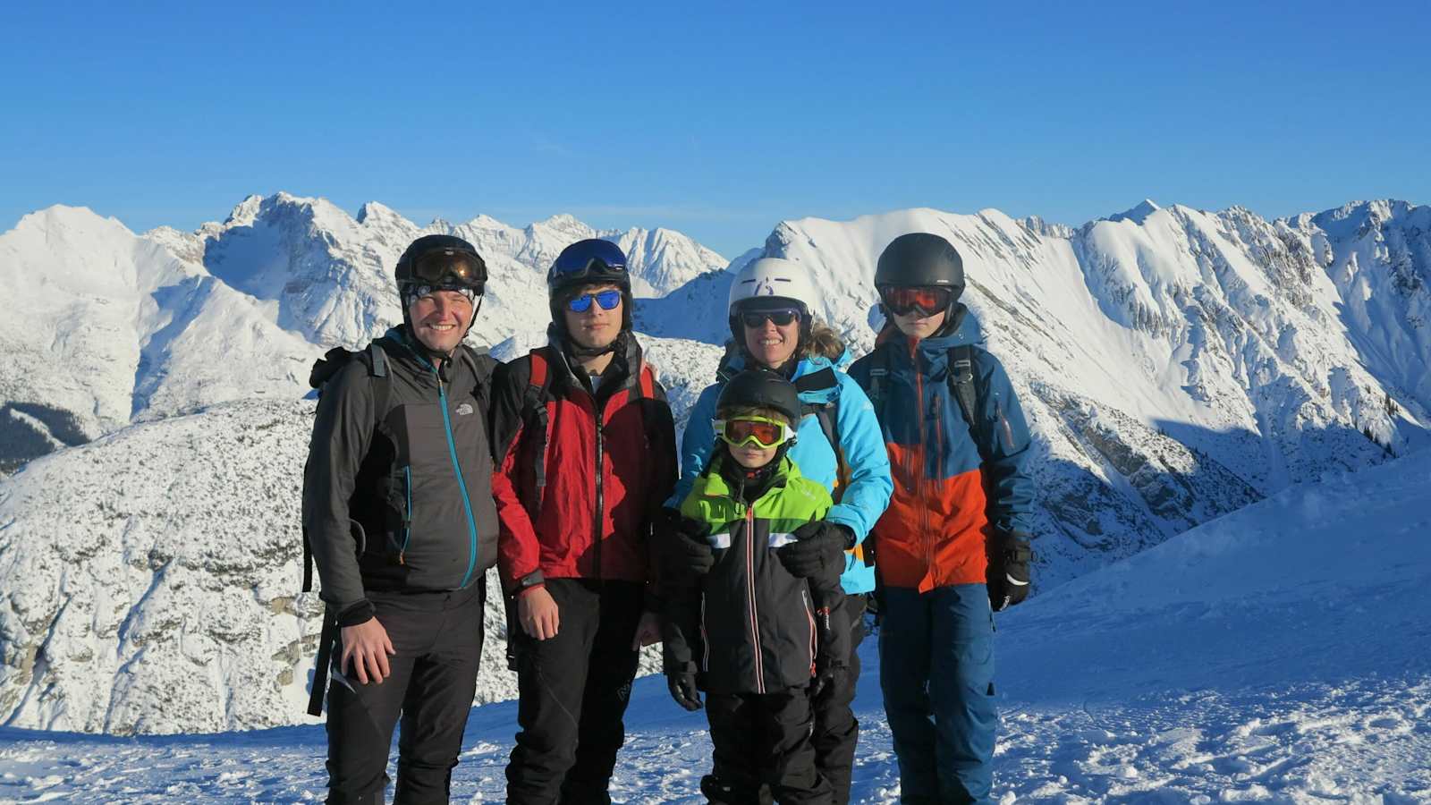 Familienskifahren mit Jakob, Leo, Evelyn und Tobias (von li nach re). Seefelder Spitz, Karwendel im Hintergrund, Tirol