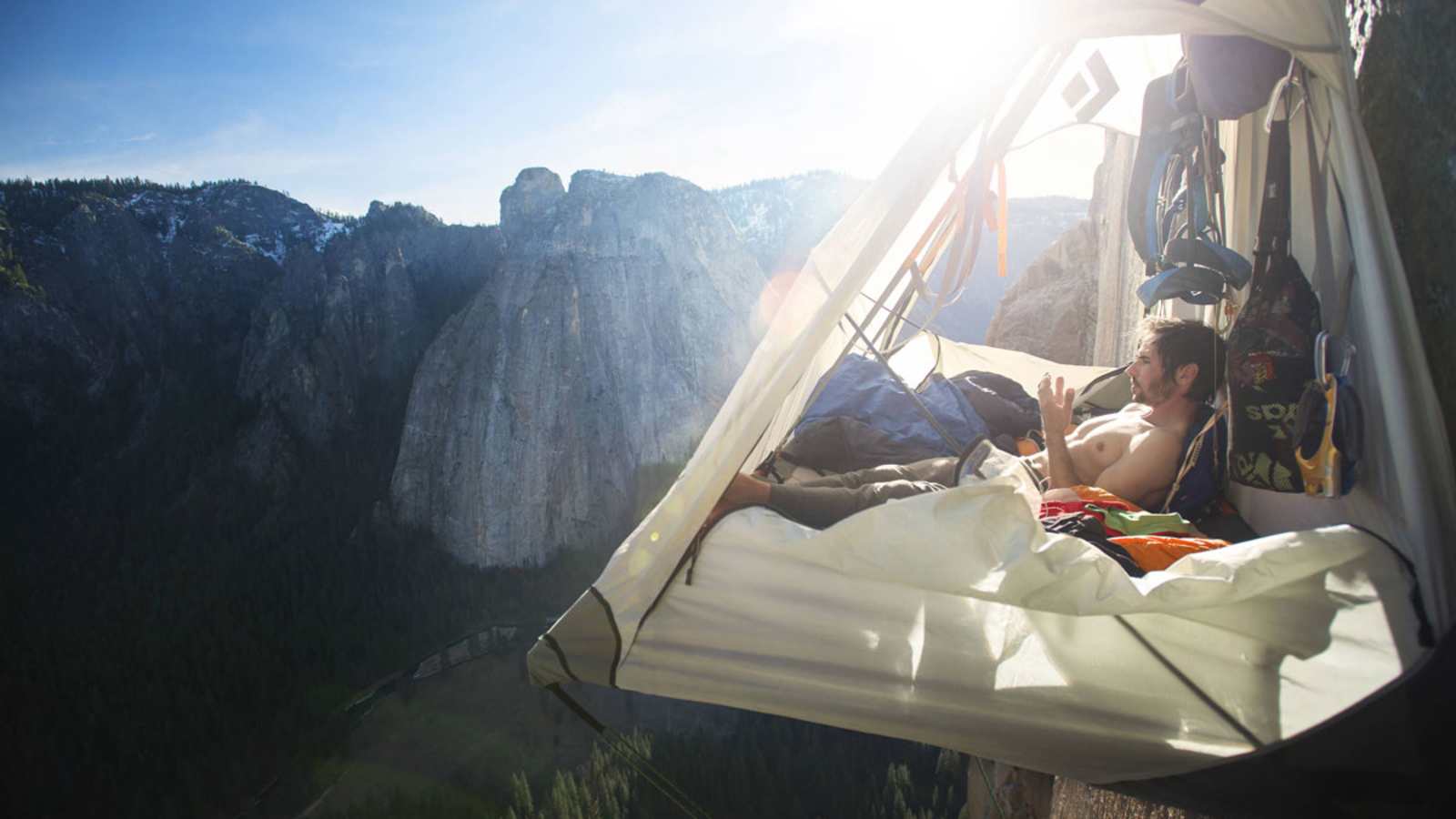 Gemütliches abhängen und regenerieren auf dem Portaledge in der Dawn Wall