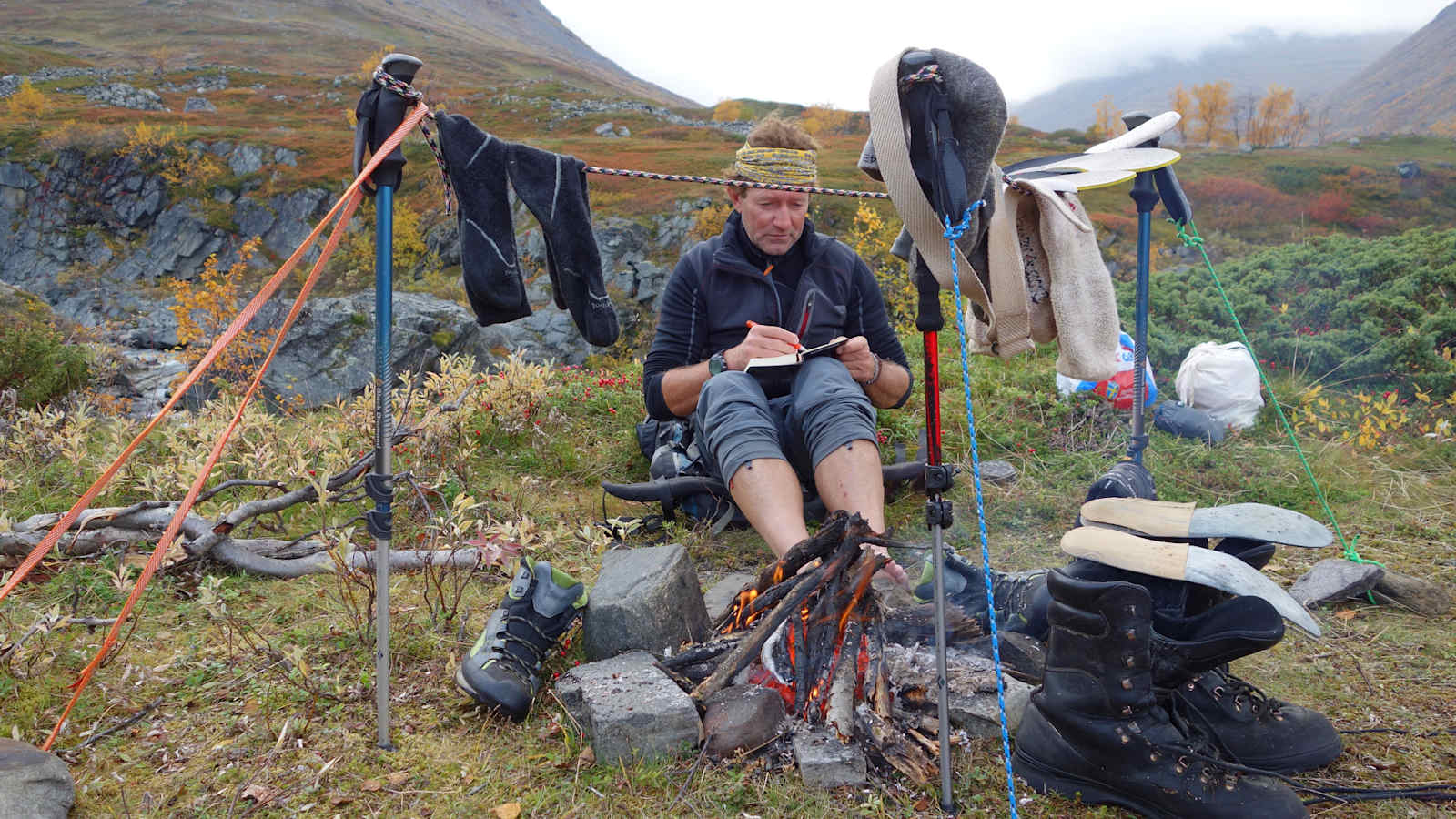 Hans Goger auf Expedition am Lagerfeuer