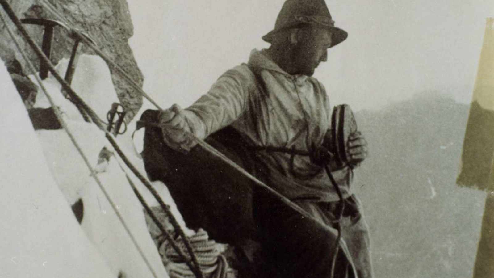 Heinrich Harrer verzehrt am 24. Juli 1938 im „Schwalbennest“ eine letzte Zwischenmahlzeit: ein Butterbrot.