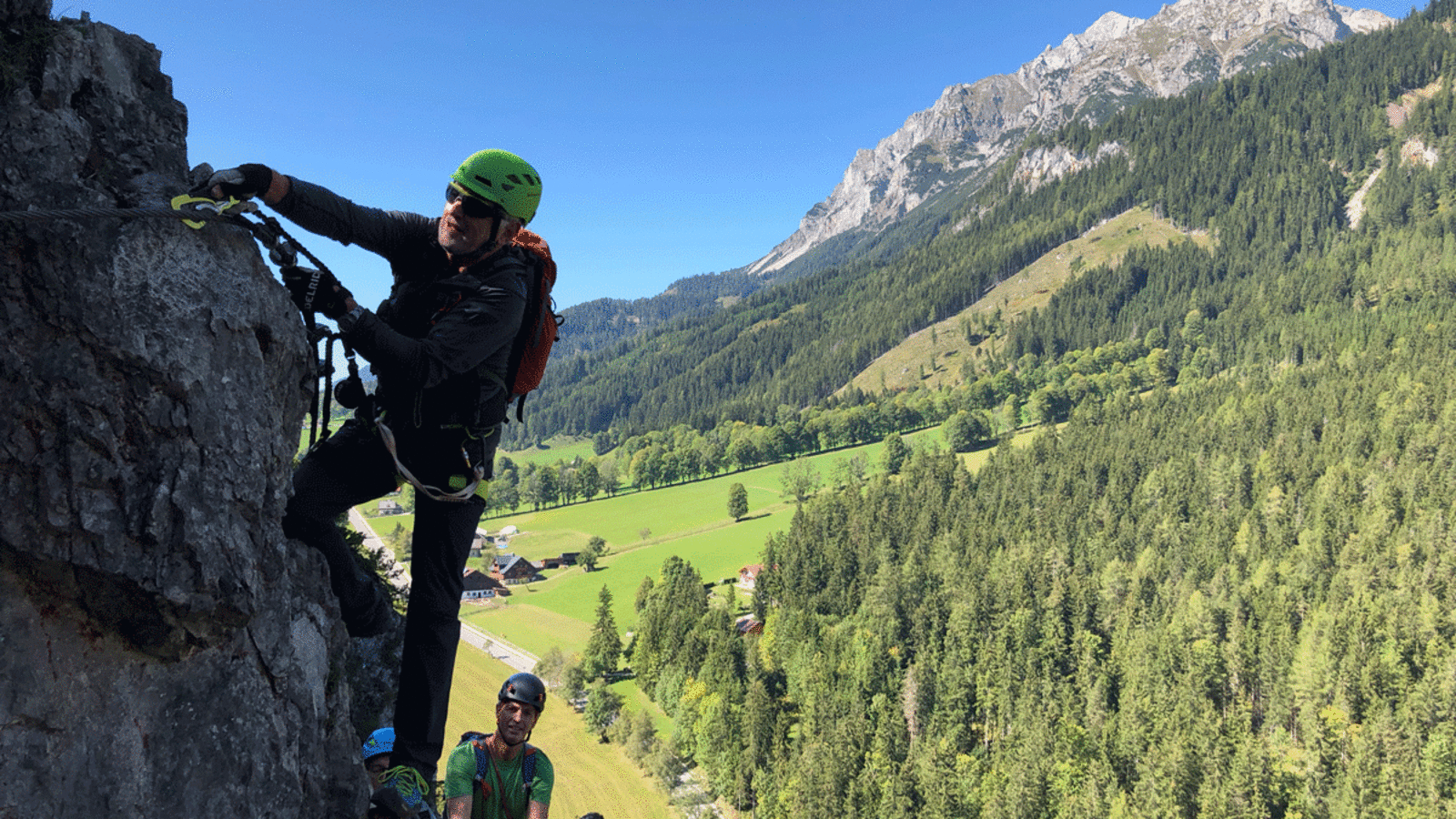 Schöne Aussichten am Sattelberg: im Ausstieg des Klettersteigs „Heidi“