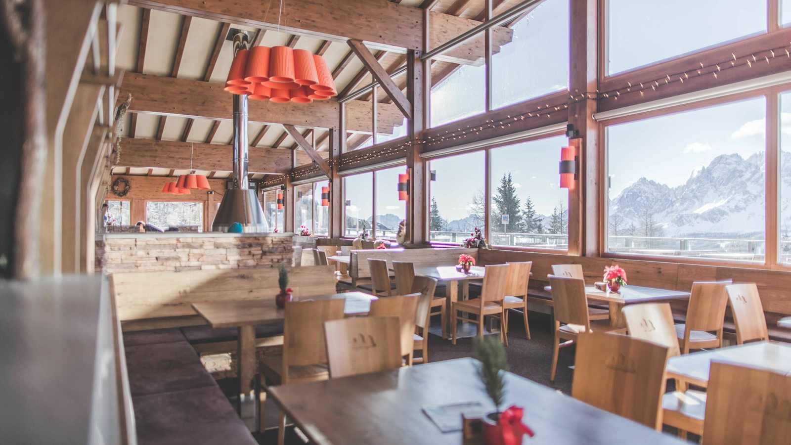 Das Helmrestaurant bietet kulinarische Besonderheiten und beste Aussicht.