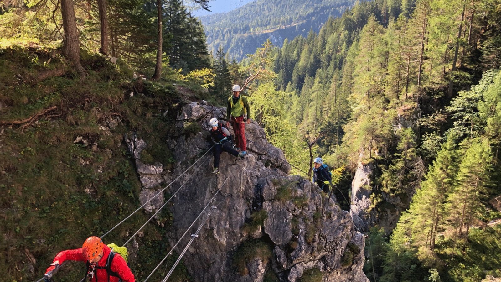 Über Eisenleitern, Hängebrücken und Trittstifte geht es durch die Silberkarklamm