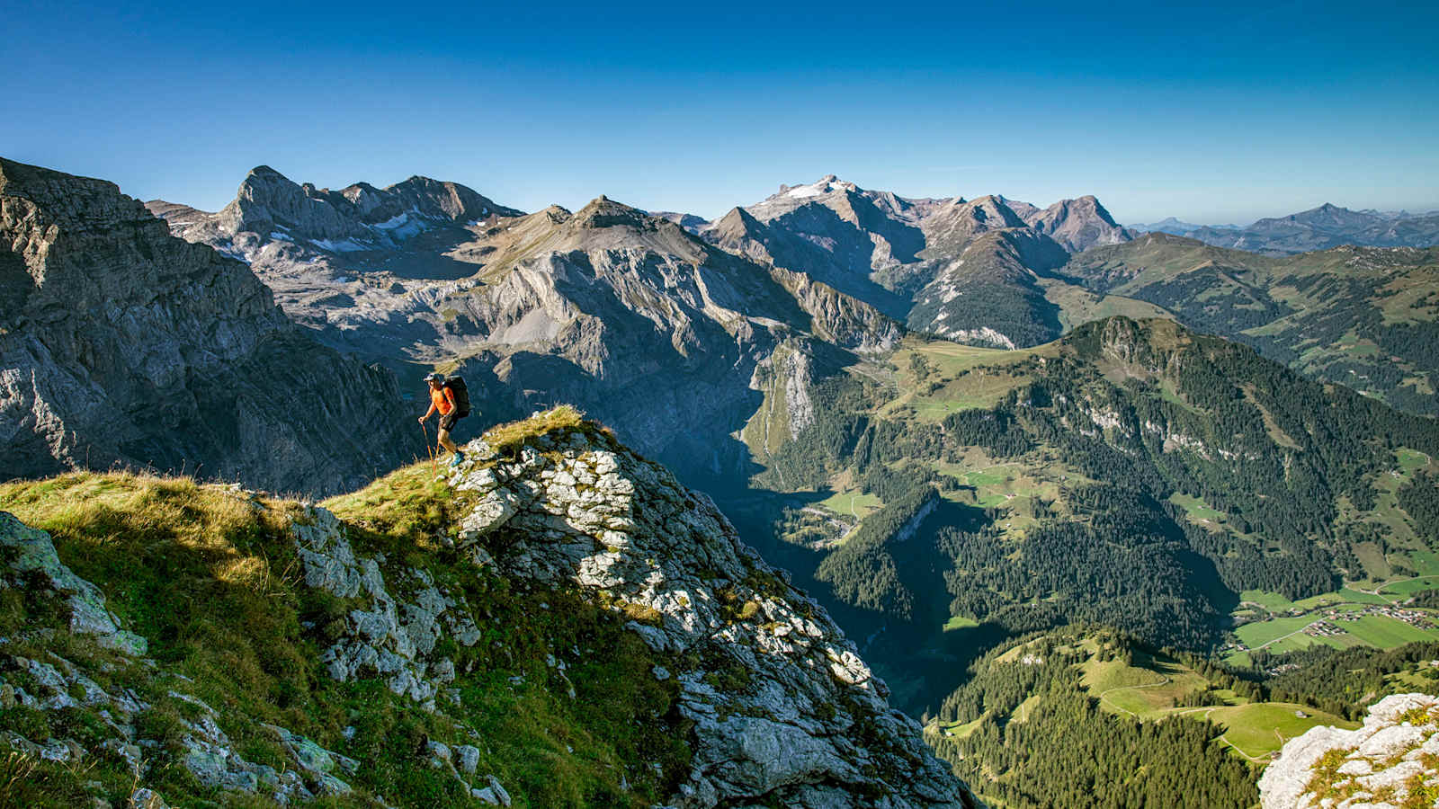 Chrigel Maurer vor atemberaubendem Panorama.