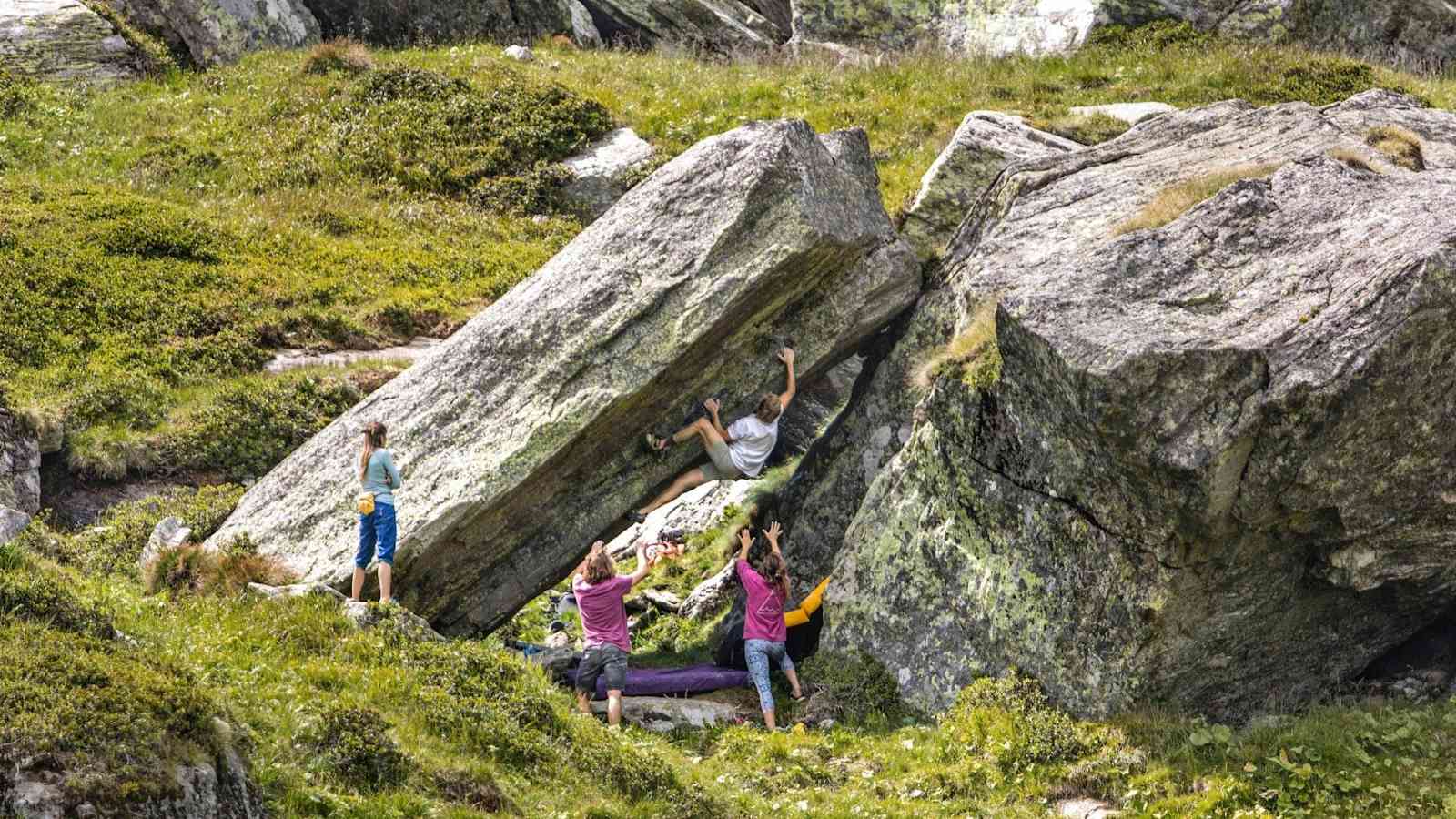 Die Hinkelsteine am Almboden und Kletterer im Überhang