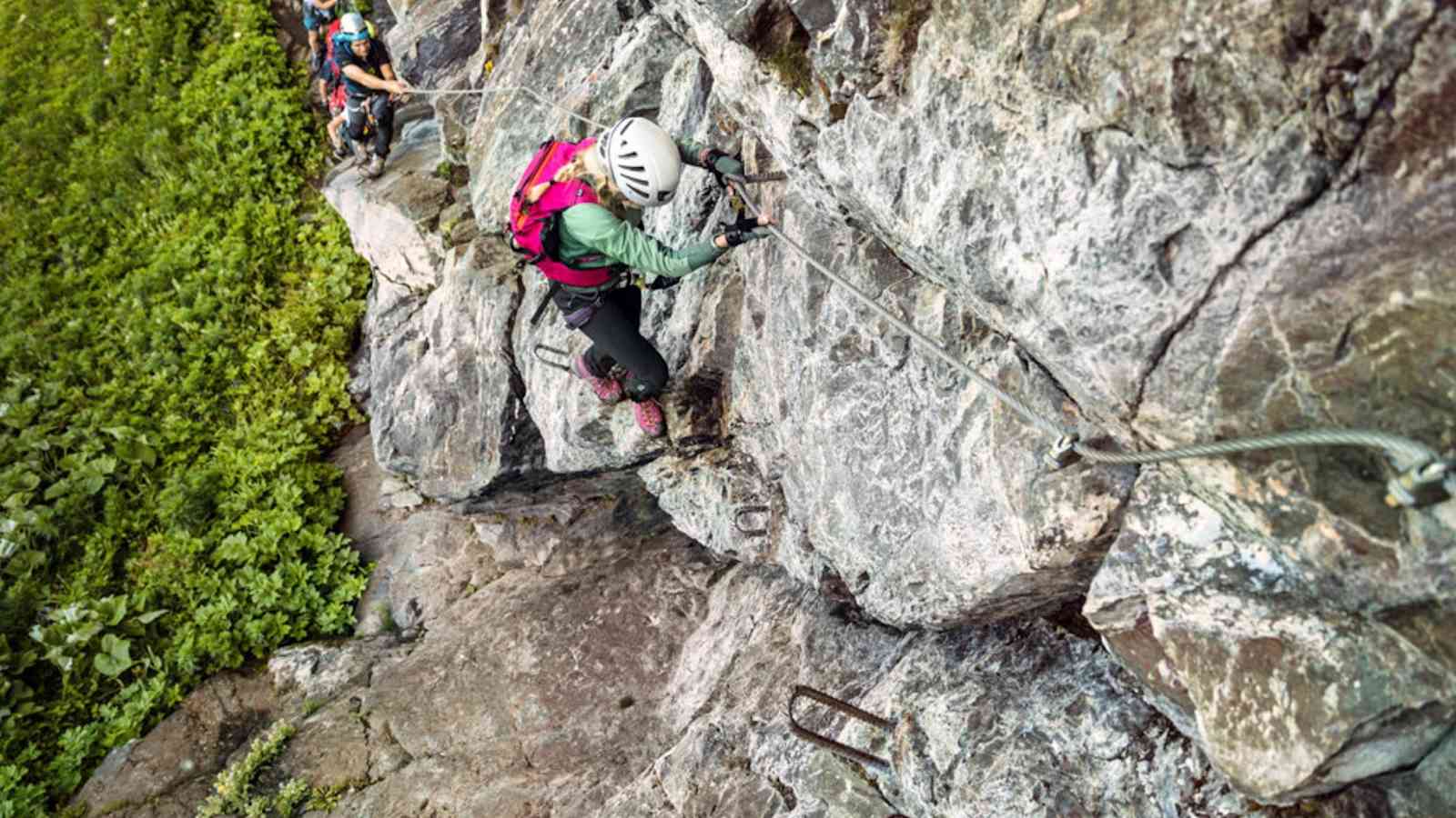 Die Bergsteiger klettern über eine heikle Passage. 