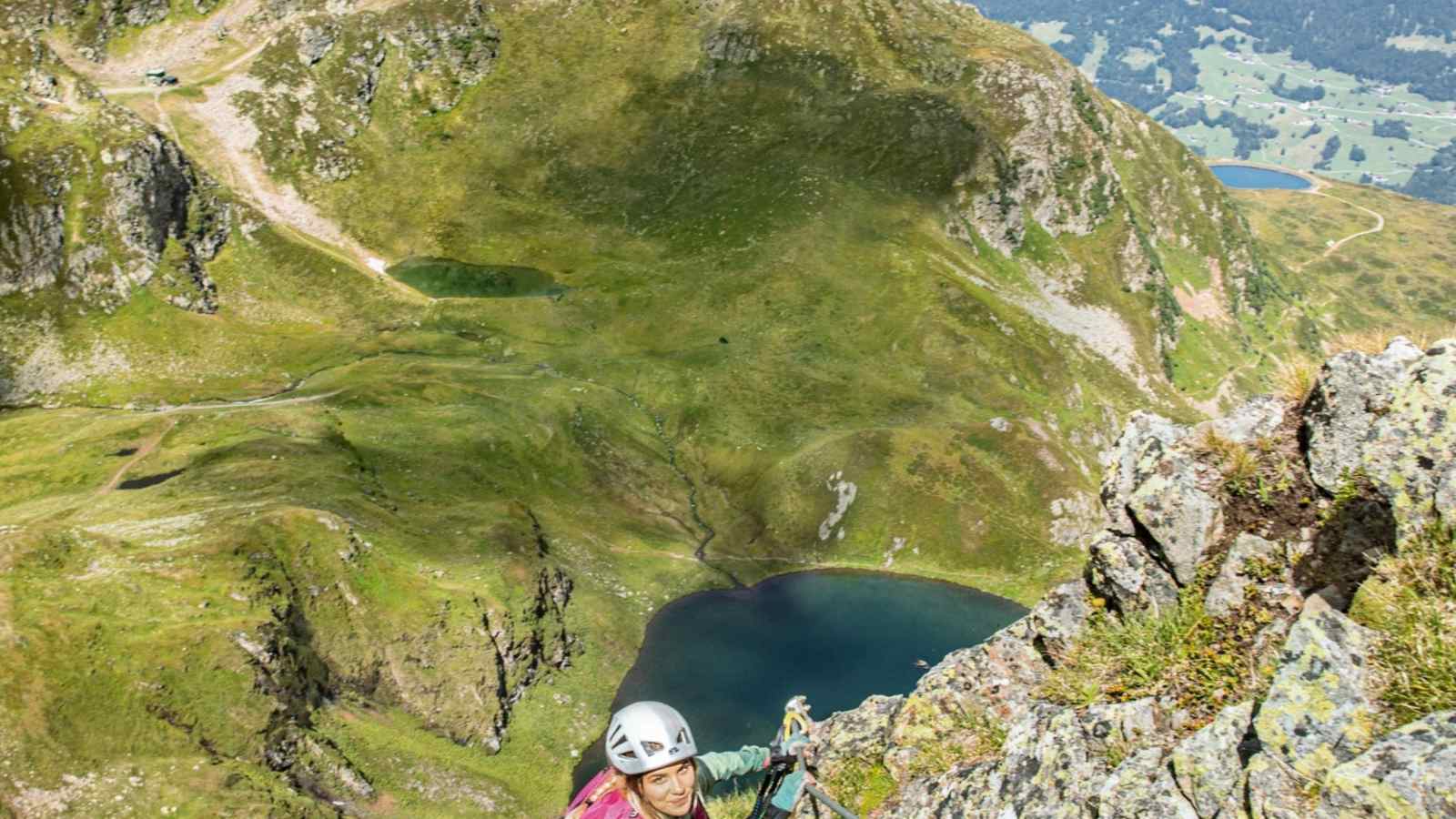 Der Bergsteiger in voller Ausrüstung bezwingt das steile Gelände.