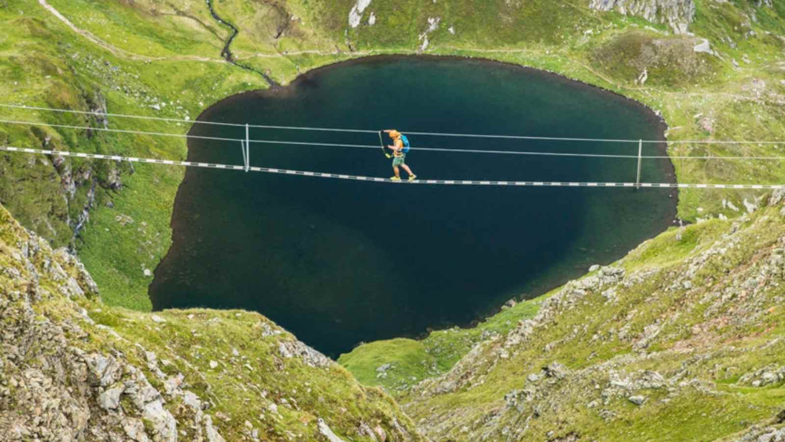 Die Brücke in großer Höhe ist nichts für schwache Nerven.