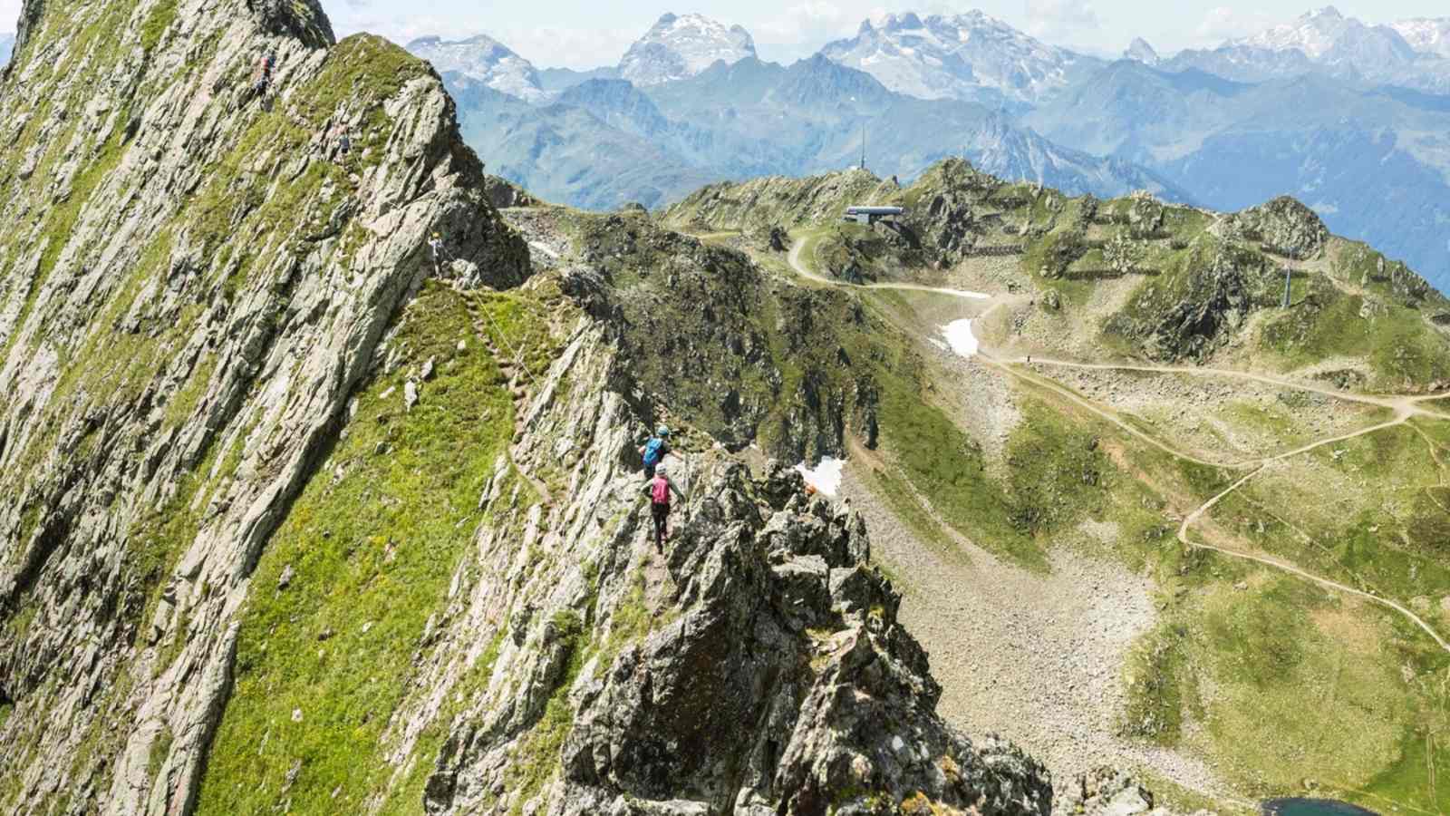 Bergsteiger genießen den Ausblick am Grat.