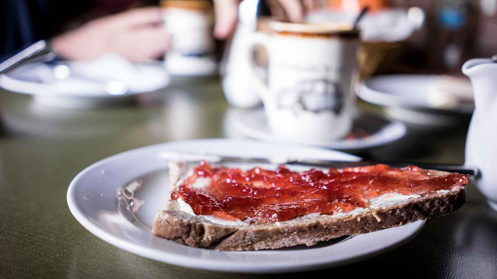 Ein Marmeladenbrot, dazu Tee oder Kaffee.