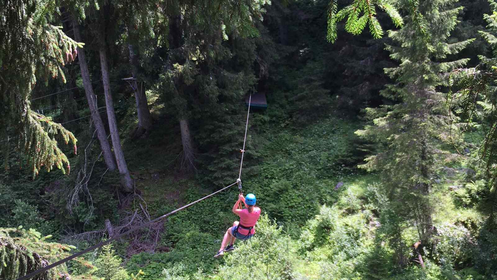 Im Hochseilpark Saalbach kann man in luftiger Höhe übers Tal schweben