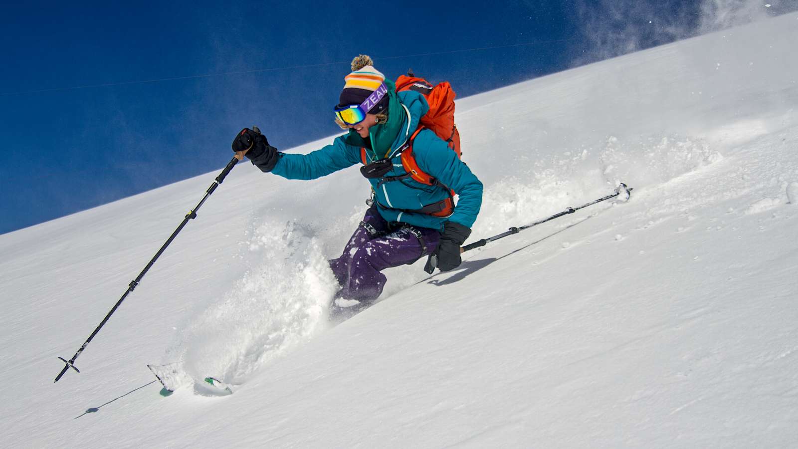 Eine Skifahrerin zieht ihre Spuren.