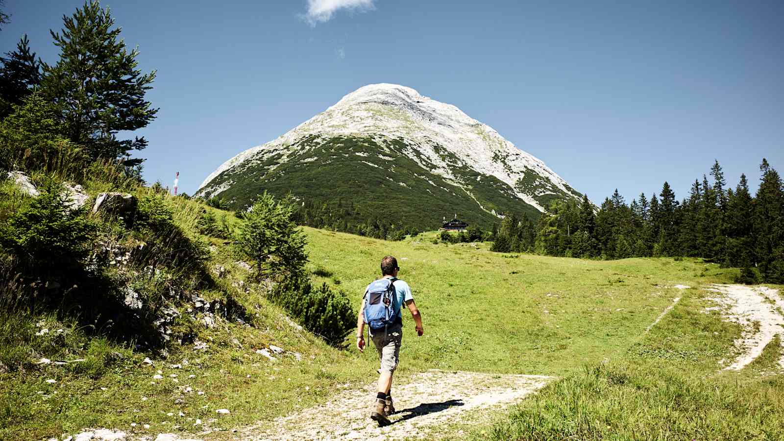 Ein Wanderer unterwegs zur Rauthhütte.