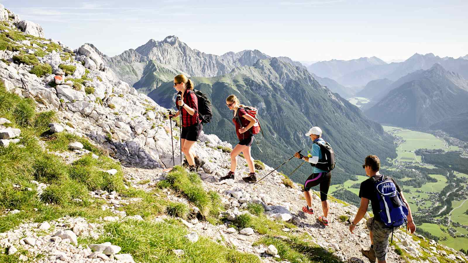 Vier Wanderer unterwegs auf den Gipfel.