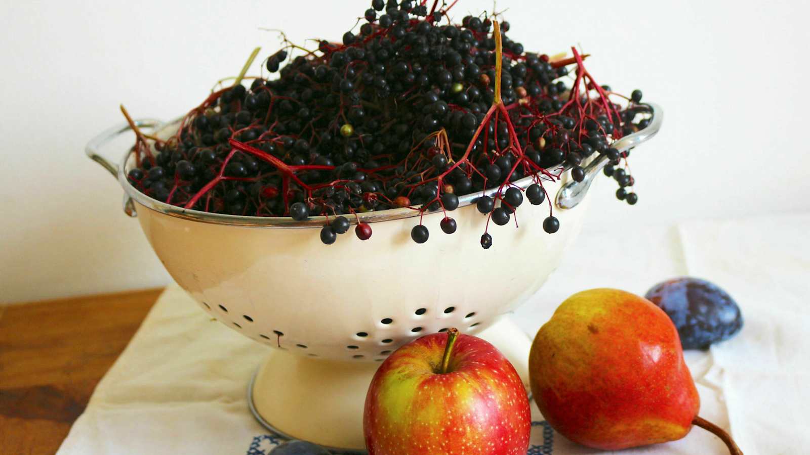 Holunderbeeren mit Apfel, Birne und Zwetschgen