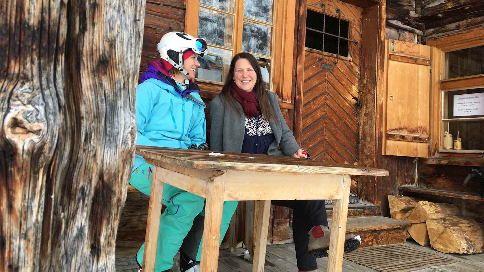 Lechmuseum: Riki Daurer und Monika Gartner vor dem Huberhus